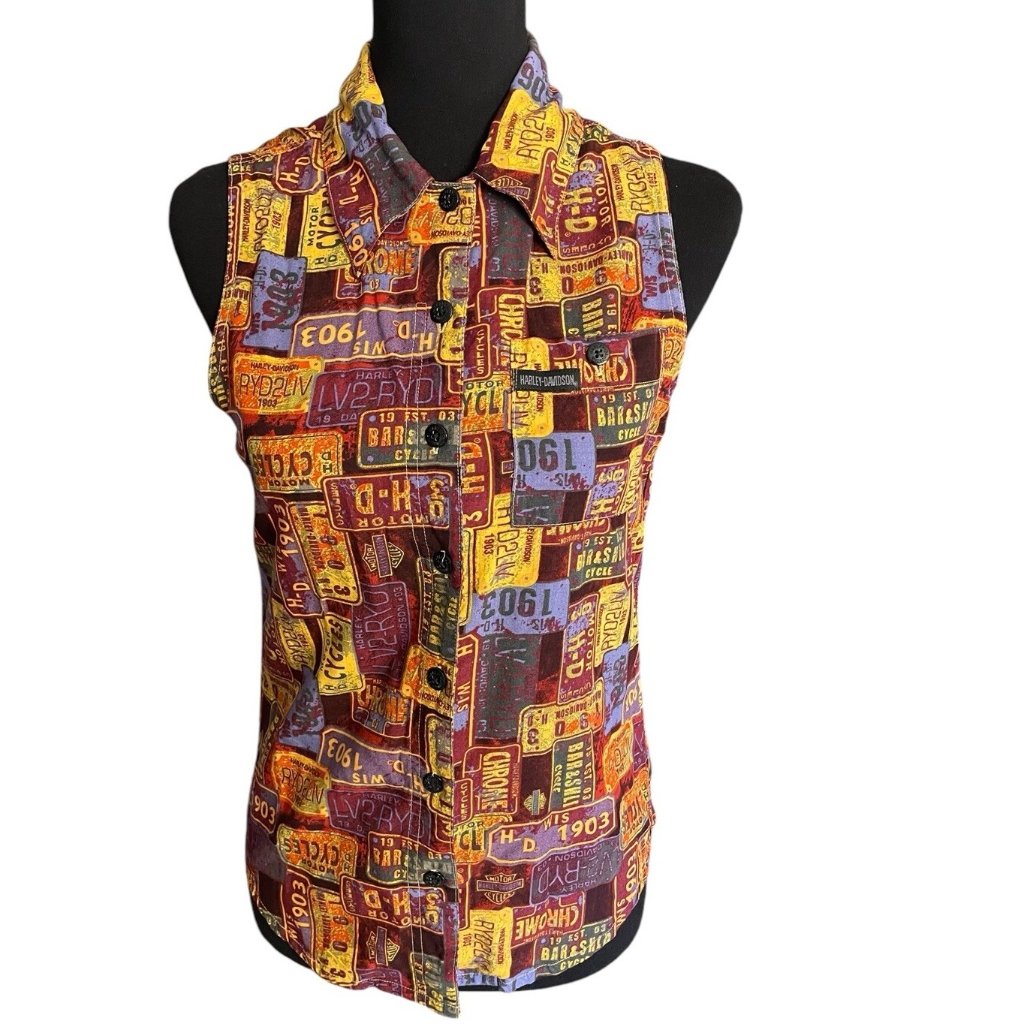 Harley Davidson License Plate Theme Sleeveless Button Women’s Shirt Size Small — image 2 of 8